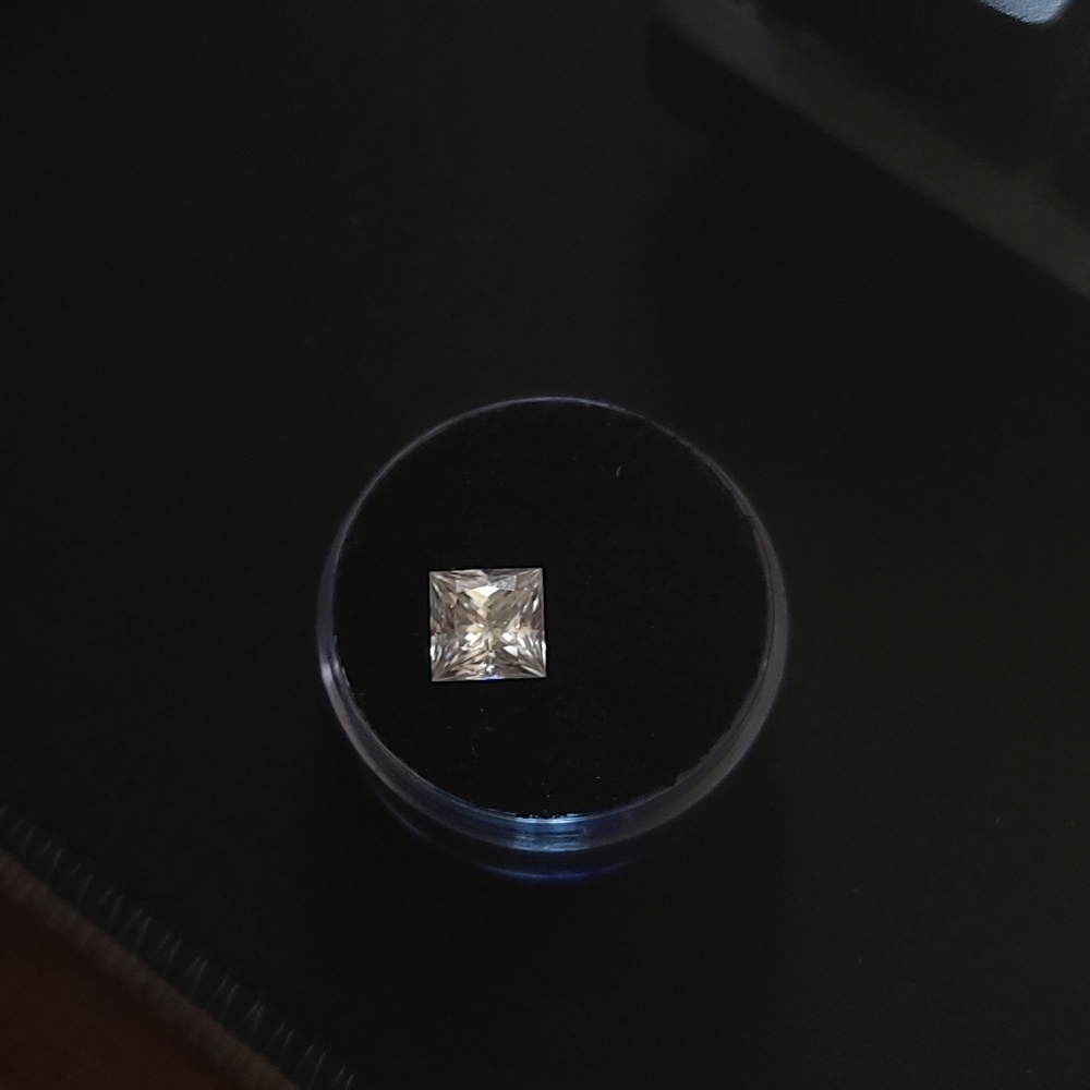Elegant Princess-Cut VVS1 Moissanite 2ct